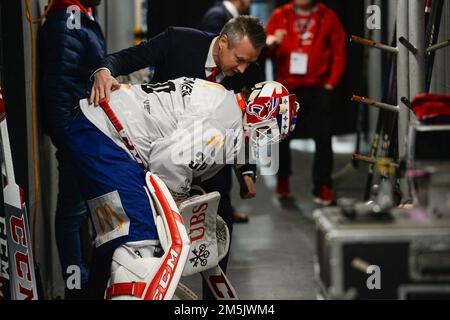 Davos, Svizzera. 29th Dec, 2022. 29.12.2022, Davos, Eistadion Davos, Spengler Cup: HC Davos - IFK Helsinki, portiere Roope Tafonen dell'IFK Helsinki (Andrea Branca/SPP-JP) Credit: SPP Sport Press Photo. /Alamy Live News Foto Stock