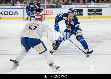 Davos, Svizzera. 29th Dec, 2022. 29.12.2022, Davos, Eistadion Davos, Spengler Cup: HC Davos - IFK Helsinki, Simon Knak di Davos (Andrea Branca/SPP-JP) Credit: SPP Sport Press Photo. /Alamy Live News Foto Stock