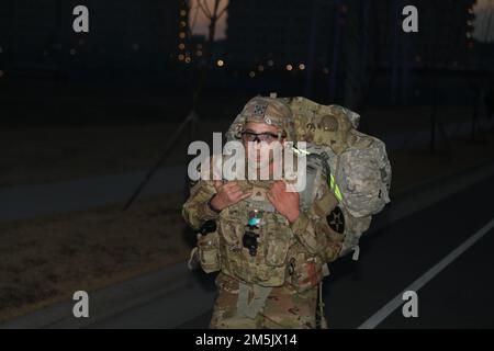 Nathaniel Declue partecipa alla marcia del ruck per il concorso Best Warrior, 21 marzo 2022, Camp Humphreys, Repubblica di Corea. Il BWC si tiene a riconoscere i migliori soldati della 2Cab attraverso vari test tra cui una marcia di ruck, ostacolo corso e un soldato del quarto di bordo. Foto Stock