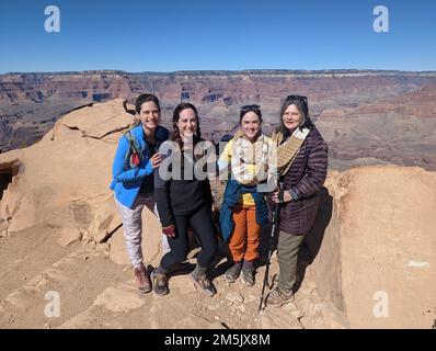 Il Capt. Angela Day (all'estrema sinistra), audiologo del William Beaumont Army Medical Center e capo del Fort Bliss Hearing Program, si unisce alle sue sorelle e alla sua madre quando hanno fatto un'escursione al punto di Ooh Ahh al Grand Canyon il 19 febbraio 2022. Secondo Day, sua madre “schiacciò” l’escursione e ispirò gli altri a continuare ad andare mentre la vedevano completare l’escursione. Day si ispira alle sorelle e alla madre e ritiene importante evidenziare i risultati raggiunti dalle donne nel mese di storia delle donne, nella speranza che ispirino le generazioni future di donne a raggiungere il successo. Foto Stock
