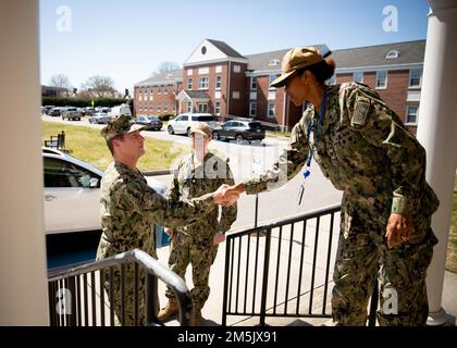 Norfolk, Virginia (21 marzo 2022) - il Capitano Janice Smith, Capo dello Stato maggiore, comando militare Sealift (MSC), saluta il Rear ADM. Mark Melson, Vice Direttore, Joint Force Development and Design Integration, Joint staff, mentre arriva a MSC. Melson ha ricevuto un breve comando durante la sua visita, dove ha appreso la panoramica e la storia di MSC. Foto Stock