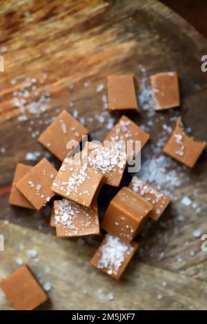 Caramello salato. Caramello cremoso con sale marino. Foto Stock