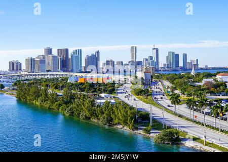 Miami, FL USA - 12 12 2022: Splendida vista panoramica aerea della città di Miami, dei suoi edifici, del porto turistico, degli yacht e delle lussuose case nei sobborghi Foto Stock
