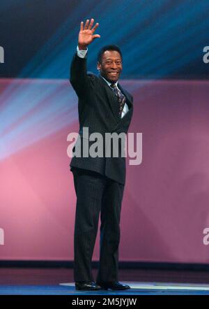 Francoforte, Germania. 29th Dec, 2022. PELE morì all'età di 82 anni dopo una lunga malattia. FOTO DI ARCHIVIO: PELÉ, BRA, intera figura, sventolando la Coppa del mondo di Calcio 2006, sorteggio dei gruppi di qualificazione il 5th dicembre 2003 Credit: dpa/Alamy Live News Foto Stock