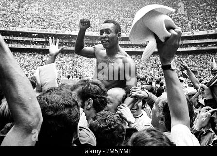 Città del Messico, Mexiko. 29th Dec, 2022. PELE morì all'età di 82 anni dopo una lunga malattia. FOTO DI ARCHIVIO: Calcio Coppa del mondo 1970 in Messico: Brasile - Italia PELE fa il tifo dopo il fischio finale, portato dai tifosi sulle spalle QF, b/w Credit: dpa/Alamy Live News Foto Stock