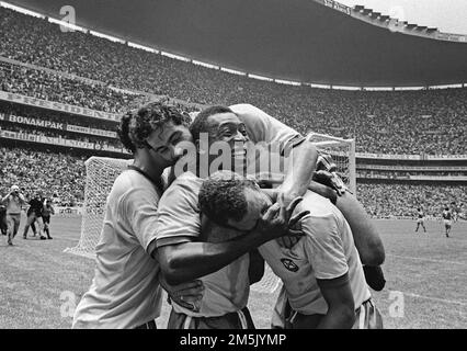 Città del Messico, Mexiko. 29th Dec, 2022. FOTO MONTAGE: PELE morì all'età di 82 anni dopo una lunga malattia. FOTO DI ARCHIVIO: Coppa del mondo di calcio 1970 in Messico, finale Brasile - Italia 4:1, PELE allieteranno nel cerchio dei suoi compagni di squadra con Roberto RIVELINO in testa, 21 giugno 1970. Black and White shot Credit: dpa/Alamy Live News Foto Stock