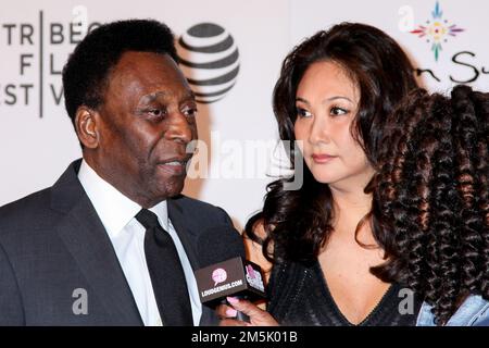 NEW YORK, NY, STATI UNITI. 23 APRILE 2016. L'ex calciatore brasiliano Pele e marcia Aoki partecipa alla prima mondiale 'Pele: Nascita di Una leggenda' durante gli anni '2 Foto Stock