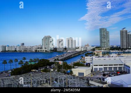Miami, FL USA - 12 12 2022: Splendida vista panoramica aerea della città di Miami, dei suoi edifici, del porto turistico, degli yacht e delle lussuose case nei sobborghi Foto Stock