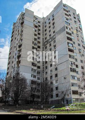 Kharkiv, Kharkov, Ucraina - 05.07.2022: Distrutto devastato casa civile con finestre rotte detriti di vetro all'esterno dopo lo sciopero razzo bombardare la guerra Foto Stock
