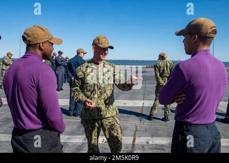 220321-N-OL632-1135 STAZIONE NAVALE NORFOLK (21 marzo 2022) Comandante, Capo della forza aerea navale Trenton Schmidt, parla con i marinai assegnati alla portaerei USS George H.W. Bush (CVN 77) durante una visita alla nave in celebrazione del centenario degli Stati Uniti Navy Aircraft Carriers, 21 marzo 2022. Per 100 anni, negli Stati Uniti I vettori aerei della Marina hanno proiettato potenza, sostenuto il controllo marittimo e mantenuto gli impegni duraturi dell’America nel settore marittimo di tutto il mondo. Nessun altro sistema di armi è in grado di implementare e operare in avanti con la velocità, la resistenza e l'agilità di un sistema statunitense Aria marina Foto Stock