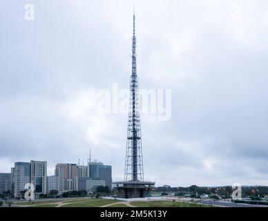 Particolare architettonico della Torre della TV di Brasília, situata nel Giardino Burle Marx dell'Exio Monumental (asse Monumentale), un viale centrale di Brasília Foto Stock