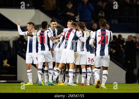 Il okay Yokuslu (35) di West Bromwich Albion«e i compagni di squadra festeggiano il primo goal del campionato Sky Bet che si è giocato giovedì 29th dicembre 2022 tra West Bromwich Albion e Preston North End presso l'Hawthorns di West Bromwich. (Credit: Gustavo Pantano | MI News) Credit: MI News & Sport /Alamy Live News Foto Stock