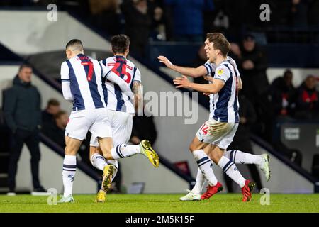 Il okay Yokuslu (35) di West Bromwich Albion«e i compagni di squadra festeggiano il primo goal del campionato Sky Bet che si è giocato giovedì 29th dicembre 2022 tra West Bromwich Albion e Preston North End presso l'Hawthorns di West Bromwich. (Credit: Gustavo Pantano | MI News) Credit: MI News & Sport /Alamy Live News Foto Stock