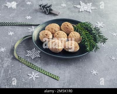 Noci farcite con crema alla vaniglia. Biscotti di natale tradizionali slovacchi fatti in casa. Spazio di copia. Foto Stock