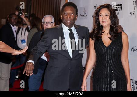 NEW YORK, NY, STATI UNITI. 23 APRILE 2016. L'ex calciatore brasiliano Pele e marcia Aoki partecipa alla prima mondiale 'Pele: Nascita di Una leggenda' durante gli anni '2 Foto Stock