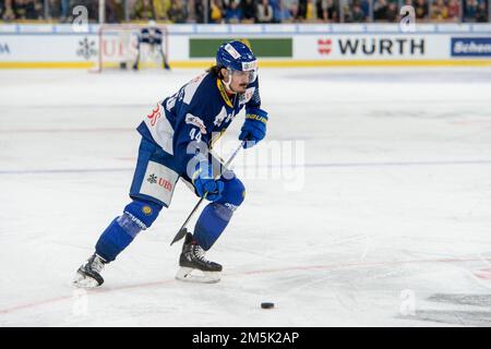 Davos, Svizzera. 29th Dec, 2022. 29.12.2022, Davos, Eistadion Davos, Spengler Cup: HC Davos - IFK Helsinki, Matej Stranky of Davos (Andrea Branca/SPP-JP) Credit: SPP Sport Press Photo. /Alamy Live News Foto Stock