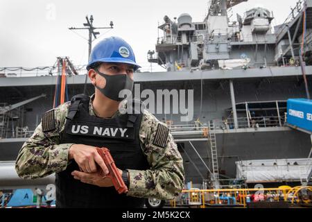 YOKOSUKA, Giappone (22 marzo 2022) - Specialista culinario 2nd Classe Isaiah Baldwinlewis, di Window Rock, Ariz., è pronto durante un trapano anti-terrorismo di protezione della forza (ATFP) a bordo della nave ammiraglia USS Blue Ridge (LCC 19) della flotta degli Stati Uniti 7th. I marinai Blue Ridge che partecipano alle esercitazioni ATFP perfezionare le loro abilità nel rilevare, prevenire e fermare le minacce alla sicurezza. Blue Ridge è la più antica nave operativa della Marina militare e, come la 7th Fleet Command ship, lavora attivamente per promuovere le relazioni con alleati e partner nella regione di Indo-Pacifico. Foto Stock