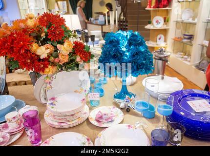 18-09-2015 Siracusa, Italia. stoviglie (vetro) . Lampade, candele in un negozio siciliano a Siracusa. Persone (venditori all'interno). Stile italiano, possib Foto Stock