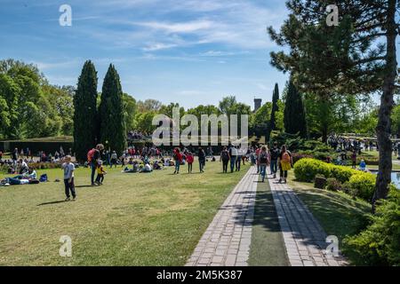 Le persone che si rilassano nel bellissimo parco Giardino Sigurta di Valleggio sul Mincio, Veneto, italia Foto Stock