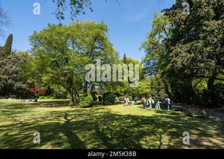 Le persone che si rilassano nel bellissimo parco Giardino Sigurta di Valleggio sul Mincio, Veneto, italia Foto Stock