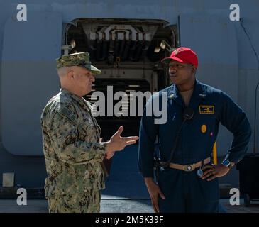 220321-N-AB188-1323 NORFOLK, VIRGINIA. (21 marzo 2022) - Master Chief Petty Officer della Marina Russell Smith visita con la nave d'assalto anfibio USS Bataan's (LHD 5) Command Master Chief Jarmine Westmorleand, 21 marzo 2022. Bataan è casa presso la Naval Station Norfolk. Foto Stock