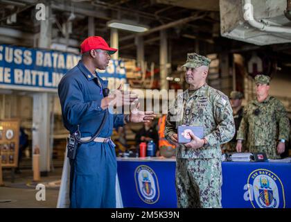 220321-N-AB188-1323 NORFOLK, VIRGINIA. (21 marzo 2022) - Master Chief Petty Officer della Marina Russell Smith visita con la nave d'assalto anfibio USS Bataan's (LHD 5) Command Master Chief Jarmine Westmorleand, 21 marzo 2022. Bataan è casa presso la Naval Station Norfolk. Foto Stock