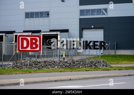 Gothenburg, Svezia - Luglio 24 2022: Grande cartello DB Schenker all'esterno di un magazzino Foto Stock