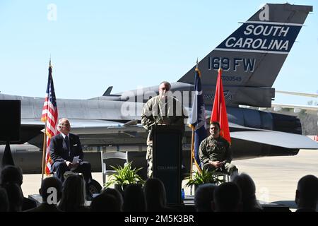 STATI UNITI Il generale dell'esercito Van McCarty, l'Adjutant Generale della Carolina del Sud, parla ai media locali e ai visitatori illustri all'aeroporto metropolitano di Columbia, West Cargo Hangar, Columbia, Carolina del Sud, durante una conferenza stampa, il 21 marzo 2022. L'Aeroporto Metropolitano di Columbia ospita una conferenza stampa per annunciare un trasferimento temporaneo di sei mesi delle operazioni di volo aereo da caccia F-16 dalla South Carolina Air National Guard's 169th Fighter Wing presso la vicina base della Guardia Nazionale militare McEntire Joint al loro aeroporto. Questa partnership congiunta, relativa al trasferimento temporaneo degli aeromobili F-16, inizierà nel Foto Stock