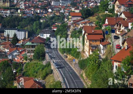 Una foto aerea della capitale di Sarajevo con edifici residenziali circondati da alberi Foto Stock