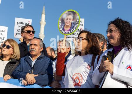 29 dicembre 2022: I manifestanti si riuniscono presso il tribunale Caglayan di Istanbul in vista di un comunicato stampa durante il processo di Sebnem Korur Fincanci, detenuto per commento sulle armi chimiche e le accuse di propaganda terroristica in Turchia il 29 dicembre 2022. (Credit Image: © Tolga Ildun/ZUMA Press Wire) Foto Stock