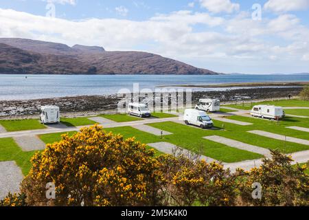 Motorhome,Caravan,campervan,camping,sito,prossimo,a,Loch Broroom,loch,lago,at,Ullapool,porto,Highland,Highlands,Scozia,scozzese,rurale,campagna,Europa,europea,turistica,turismo,turismo,iconico,attrazione turistica, Foto Stock