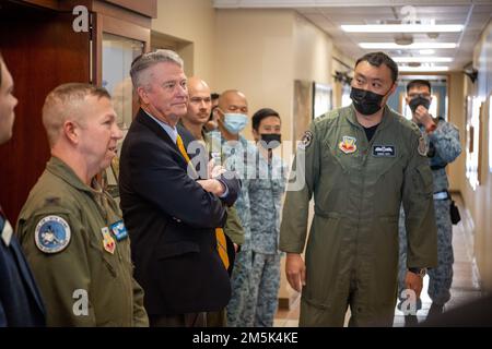 Il governatore dell'Idaho, l'onorabile Brad Little, fa un tour dello Squadrone dei combattenti del 428th il 21 marzo 2022. Il 428th FS è una partnership a lungo termine con la Repubblica di Singapore dedicata alla formazione dell'equipaggio di volo Singaporean nell'F-15SG, la più recente piattaforma da combattimento del paese. Foto Stock