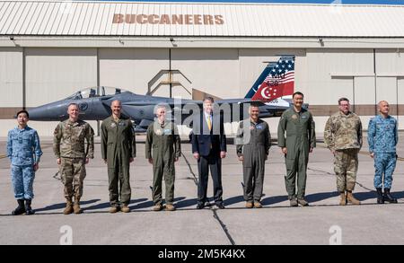 Il governatore dell'Idaho, l'onorevole Brad Little, si pone davanti a una F-15SG insieme a 366th Fighter Wing e 428th Fighter Squadron durante un tour della base dell'aeronautica di Mountain Home, il 21 marzo 2022. La missione della Mountain Home AFB è fornire Gunfighters pronti per le missioni per condurre operazioni militari in qualsiasi momento e ovunque. Foto Stock