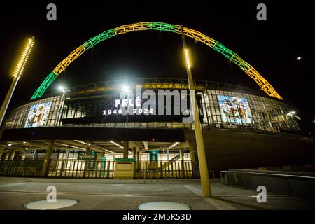 Stadio di Wembley, 29th dicembre 2022. Stasera il famoso Arco di Wembley è stato illuminato nei colori brasiliani verde e giallo per segnare la morte di Pelé. Un giocatore il cui talento ha illuminato il gioco del calcio. Foto di Amanda Rose/Alamy Live News Foto Stock