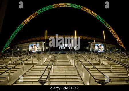 Stadio di Wembley, 29th dicembre 2022. Stasera il famoso Arco di Wembley è stato illuminato nei colori brasiliani verde e giallo per segnare la morte di Pelé. Un giocatore il cui talento ha illuminato il gioco del calcio. Foto di Amanda Rose/Alamy Live News Foto Stock