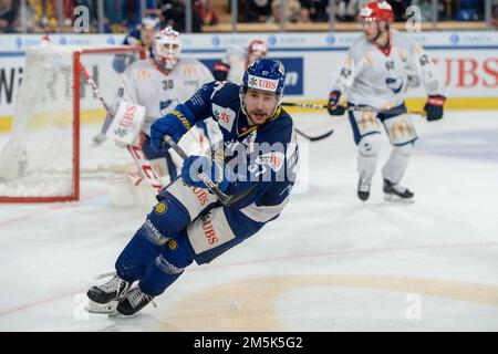 Davos, Svizzera. 29th Dec, 2022. 29.12.2022, Davos, Eistadion Davos, Spengler Cup: HC Davos - IFK Helsinki, Davyd Barandun di Davos (Andrea Branca/SPP-JP) Credit: SPP Sport Press Photo. /Alamy Live News Foto Stock