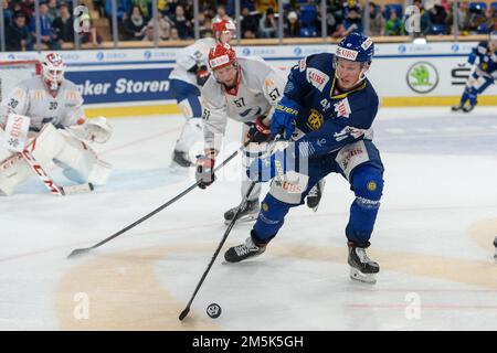 Davos, Svizzera. 29th Dec, 2022. 29.12.2022, Davos, Eistadion Davos, Spengler Cup: HC Davos - IFK Helsinki, Dennis Rasmussen di Davos (Andrea Branca/SPP-JP) Credit: SPP Sport Press Photo. /Alamy Live News Foto Stock