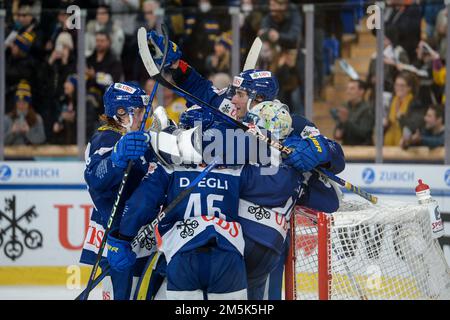 Davos, Svizzera. 29th Dec, 2022. 29.12.2022, Davos, Eistadion Davos, Spengler Cup: HC Davos - IFK Helsinki, Davos festeggia la vittoria (Andrea Branca/SPP-JP) Credit: SPP Sport Press Photo. /Alamy Live News Foto Stock