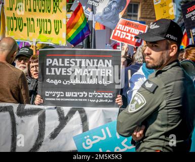 Gerusalemme, Israele. 29th Dec, 2022. Durante la manifestazione contro il nuovo governo al di fuori del Parlamento della Knesset Israele, i manifestanti israeliani hanno dei cartelli. Giovedì, il parlamento israeliano giurò a Benjamin Netanyahu come primo ministro, inaugurando il governo più conservatore e di estrema destra del paese nella sua storia. (Foto di Eyal Warshavsky/SOPA Images/Sipa USA) Credit: Sipa USA/Alamy Live News Foto Stock