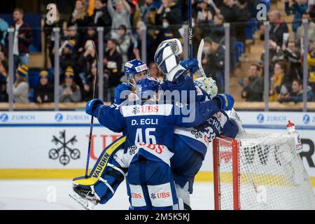 Davos, Svizzera. 29th Dec, 2022. 29.12.2022, Davos, Eistadion Davos, Spengler Cup: HC Davos - IFK Helsinki, Davos festeggia la vittoria (Andrea Branca/SPP-JP) Credit: SPP Sport Press Photo. /Alamy Live News Foto Stock