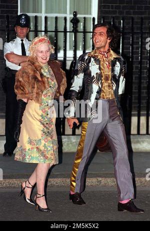 Foto del file datata 30/07/97 di Dame Vivienne Westwood accompagnata dal marito Andreas Kronthaler che arriva per un ricevimento al 10 di Downing Street, Londra, mentre il fashion designer è morto all'età di 81 anni. Data di emissione: Giovedì 29 dicembre 2022. Foto Stock