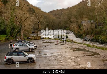 Segnaletica per il parcheggio di Cenarth Falls. Foto Stock