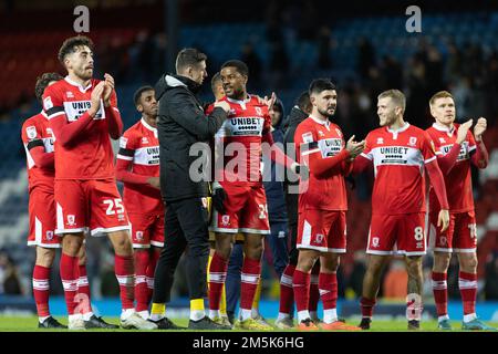 I giocatori di Middlesborough festeggiano con i fan dopo la partita del campionato Sky Bet Blackburn Rovers vs Middlesbrough a Ewood Park, Blackburn, Regno Unito, 29th dicembre 2022 (Foto di Phil Bryan/News Images) Foto Stock