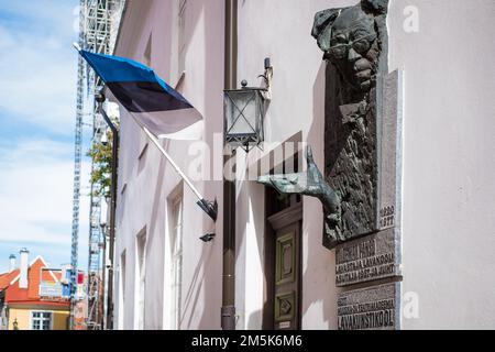 Tallinn, Estonia - 4 settembre 2022: Bassorilievo di Voldemar Panso, il fondatore della scuola di arti dello spettacolo sul muro. Foto Stock