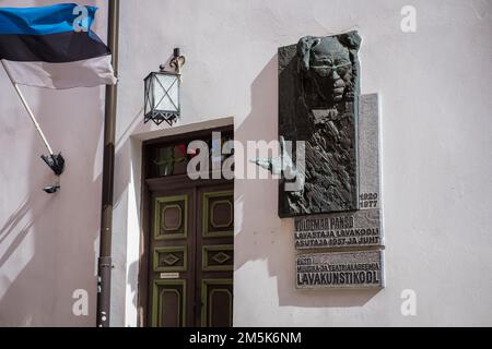 Tallinn, Estonia - 4 settembre 2022: Bassorilievo di Voldemar Panso, il fondatore della scuola di arti dello spettacolo sul muro. Foto Stock