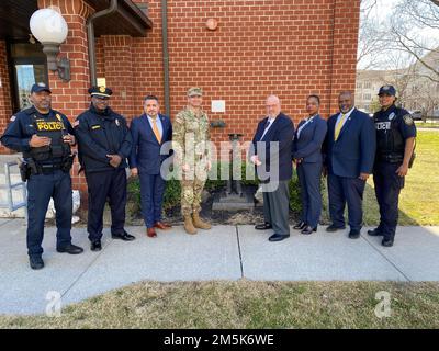 I dirigenti e i membri dello staff di Fort Hamilton posano per una foto con il commissario della polizia di New York, Keechant Sewell, e il primo vice commissario, Edward Caban, di fronte alla direzione dei servizi di emergenza Building on U.S. Army Garrison Fort Hamilton, New York, 21 marzo 2022. Sewell e Caban hanno visitato Fort Hamilton per discutere delle operazioni in corso e della partnership di lunga data con il NYPD. Fort Hamilton apprezza i propri partner a livello urbano, statale e federale e si impegna a mantenere relazioni valide. Anche la leadership di NYPD ha preso un momento per visitare i nostri tre memoriali Foto Stock