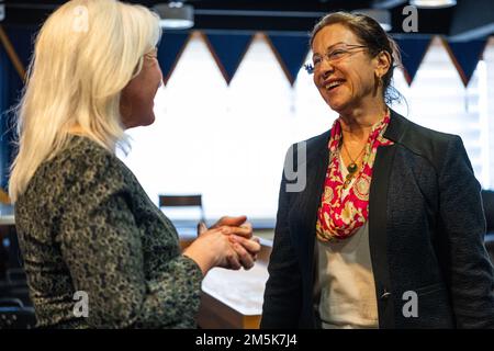 STATI UNITI Angela Heron (a sinistra), comandante del 39th Mission Support Group e Ülkü Belkis Karli, leader civico, partecipano a un concerto per pranzo eseguito dal Winds Aloft U.S. Forze aeree in Europa Quintetto Woodwind al complesso consolidato di Izmir, Turchia, 21 marzo 2022. Questo evento è servito a riconoscere il sostegno duraturo dei membri del 425th Air base Squadron e del comando della terra alleata della NATO, nonché dei leader civici di Izmir all'Alleanza della NATO. Winds Aloft ha viaggiato in diverse città e installazioni militari in Turchia nel marzo 16-27 per commemorare il 70th° anniversario dell’adesione della Turchia Foto Stock