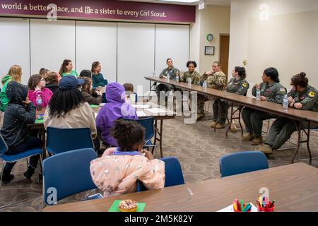 I militari dello Squadrone di rifornimento dell'aria 909th e dello Squadrone di manutenzione dell'aeromobile 718th, rispondono alle domande dagli scout della ragazza 21 marzo 2022, Wichita, Kansas. Per commemorare il mese della Storia delle Donne e ispirare una generazione più giovane di donne, l’equipaggio si è fermato da una truppa locale Girl Scout per condividere le loro esperienze nelle loro rispettive carriere. Foto Stock