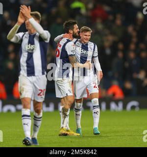 West Bromwich, Regno Unito. 29th Dec, 2022. Okay Yoku?lu #35 di West Bromwich Albion e Taylor Gardner-Hickman #29 di West Bromwich Albion festeggiano la vittoria delle loro squadre dopo la partita del campionato Sky Bet di West Bromwich Albion vs Preston North End a Hawthorns, West Bromwich, Regno Unito, 29th dicembre 2022 (Foto di Gareth Evans/News Images) a West Bromwich, Regno Unito il 12/29/2022. (Foto di Gareth Evans/News Images/Sipa USA) Credit: Sipa USA/Alamy Live News Foto Stock