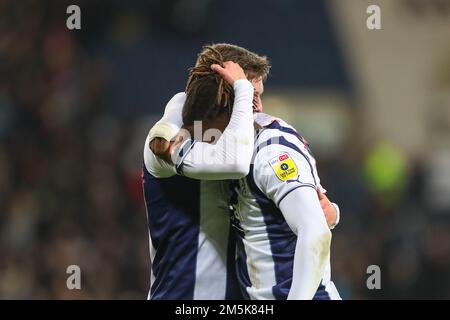 West Bromwich, Regno Unito. 29th Dec, 2022. Brandon Thomas-Asante #21 di West Bromwich Albion e Taylor Gardner-Hickman #29 di West Bromwich Albion abbracciano dopo la partita del Campionato Sky Bet West Bromwich Albion vs Preston North End a Hawthorns, West Bromwich, Regno Unito, 29th dicembre 2022 (Foto di Gareth Evans/News Images) a West Bromwich, Regno Unito il 12/29/2022. (Foto di Gareth Evans/News Images/Sipa USA) Credit: Sipa USA/Alamy Live News Foto Stock